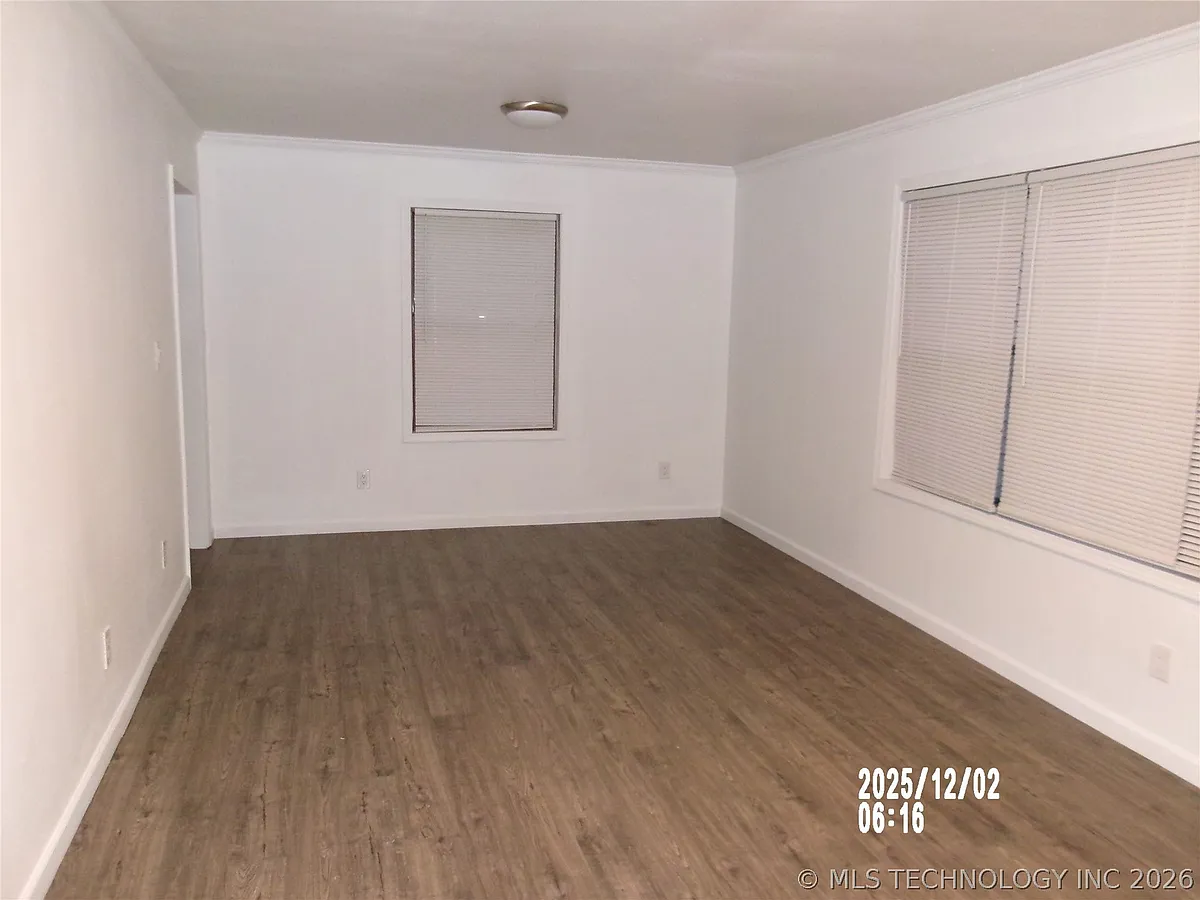 Building Photo - 808 E 4th St #2