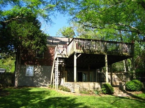 Large deck, private backyard