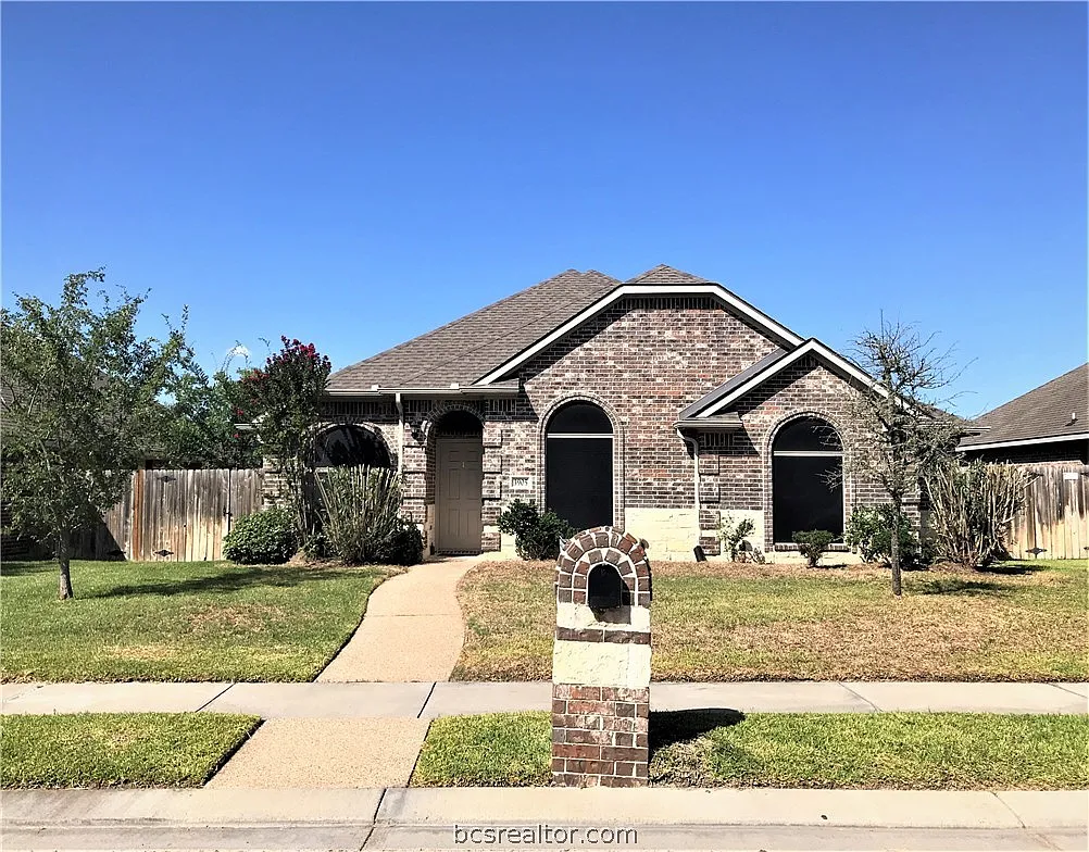 4 bed, 1724 sqft, $2,000 — Photo 1