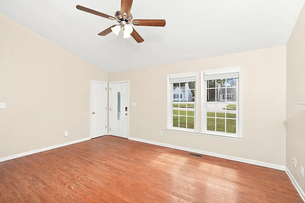 3 bed, 2.0 bath, 1068 sqft, $1,665 — Photo 3