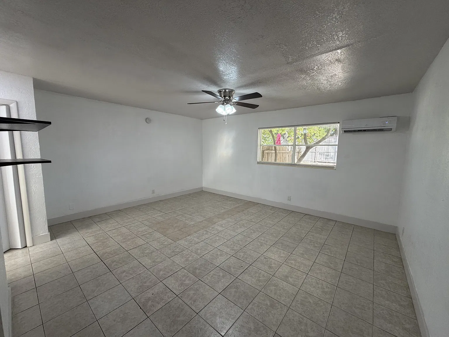 110 NE Monroe Cir N — Photo 2