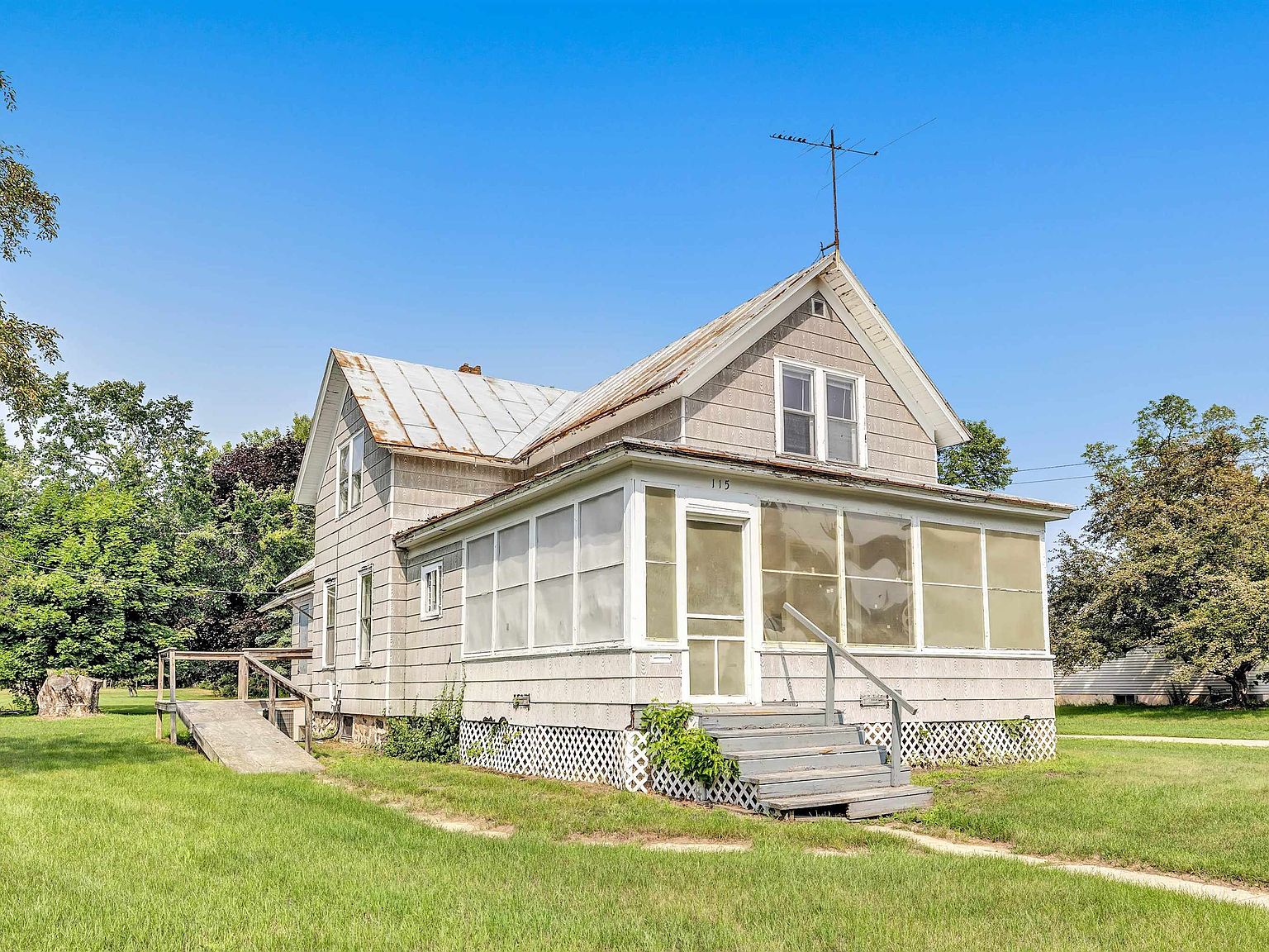 115 Washburn Ave, Oconto, WI 54153 Zillow