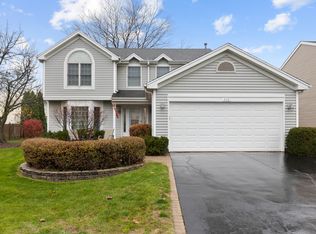 948 Hill Crest Dr, Carol Stream, IL 60188