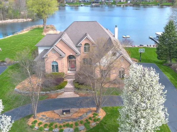 8746 S Shore Dr, Clarkston, MI 48348