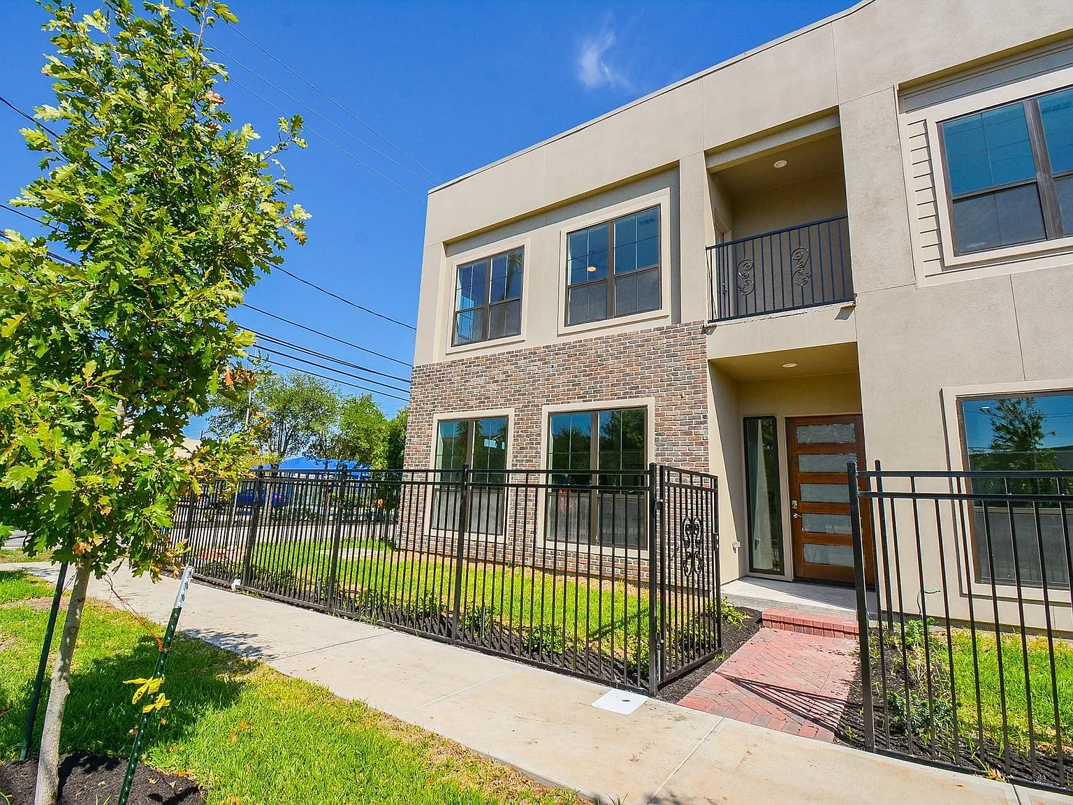 3 bed, 2.5 bath, 2279 sqft, $2,500 — Photo 1
