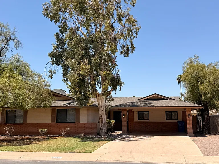 718 E Manhatton Dr — Photo 1