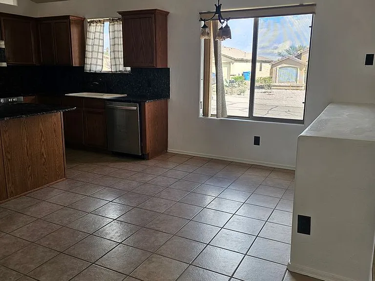 2311 Skyview Dr — Photo 4