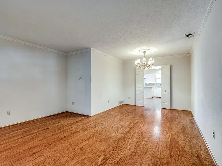 8355 Lullwater Dr — Photo 2