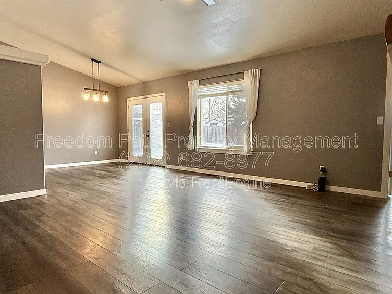 1382 W Tanager Ave — Photo 6