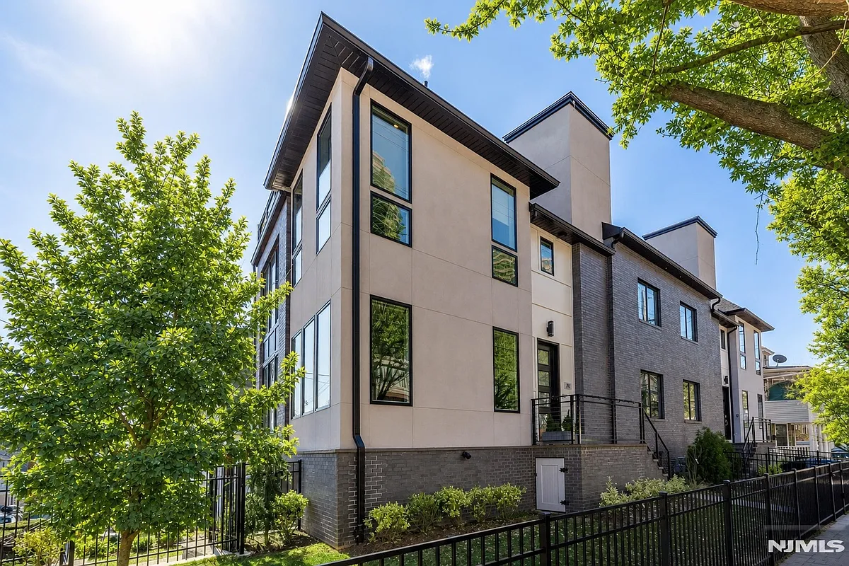 Building Photo - 38 Hilliard Ave #1