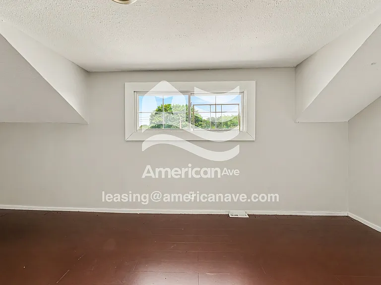 1067930_012_bedroom_12.jpg