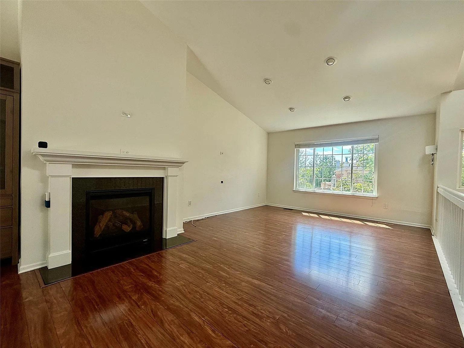 4 bed, 3.0 bath, 2400 sqft, $3,300 — Photo 3