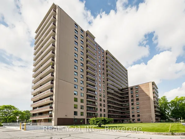 180 Markham Rd #819, Toronto, ON M1M 2Z9