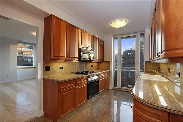 Rented by Siderow Residential Group | media 7