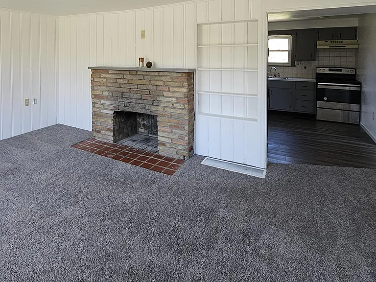 4660 Darrow Rd — Photo 5