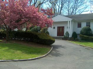 17 Gay Dr, Great Neck, NY 11024