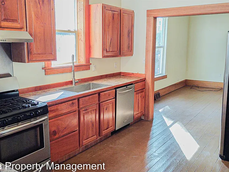 714 S 3rd St W — Photo 6