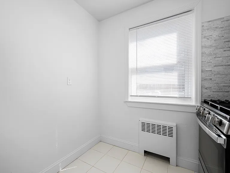 Crestwood Lake Apartments — Photo 64