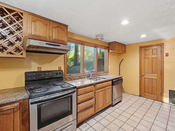4th image of 8 Pumpkin Ln