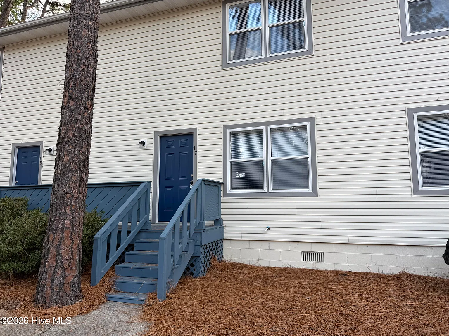 1 bed, 1.5 bath, 1040 sqft, $1,550 — Photo 3