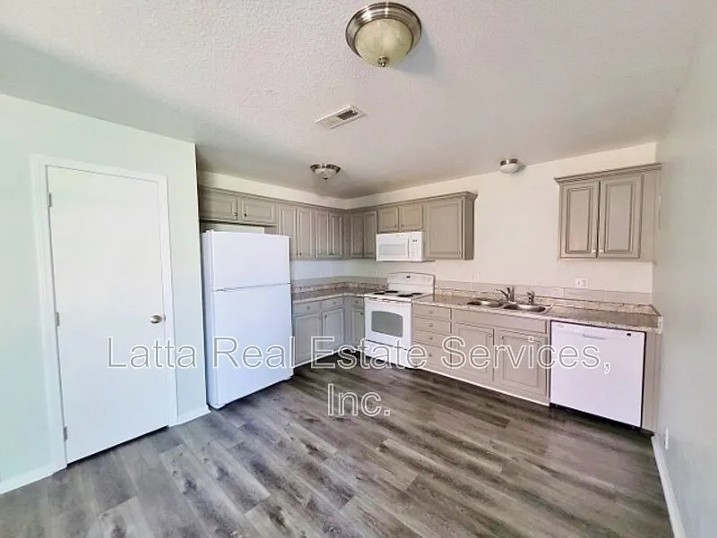 3 bed, 2.0 bath, 1214 sqft, $1,425 — Photo 4
