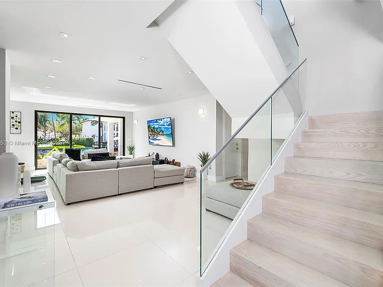 850 Washington St — Photo 16