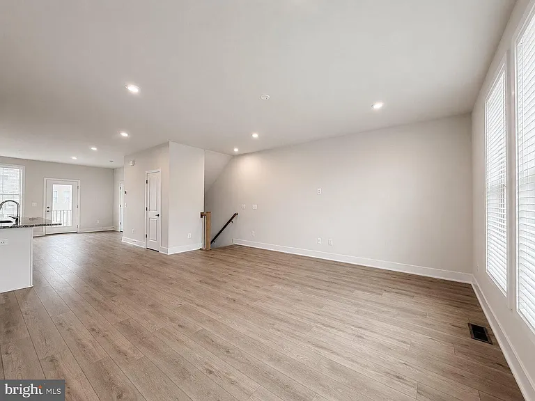 135 Heyford Dr — Photo 4
