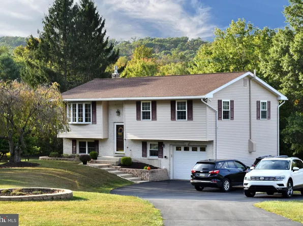 1727 Sweet Arrow Lake Rd, Pottsville, PA 17901
