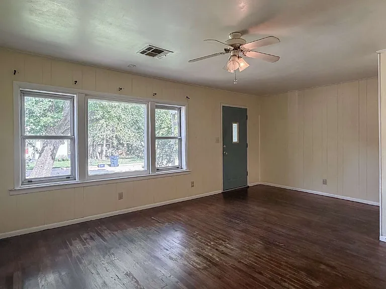 220 S Arrington Dr — Photo 3