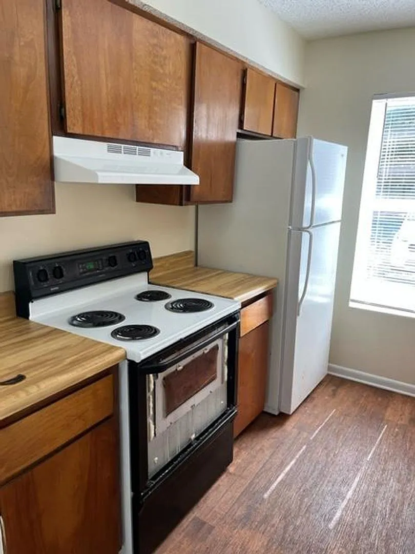 Avalon Townhomes - Washer & Dryer included!! — Photo 2