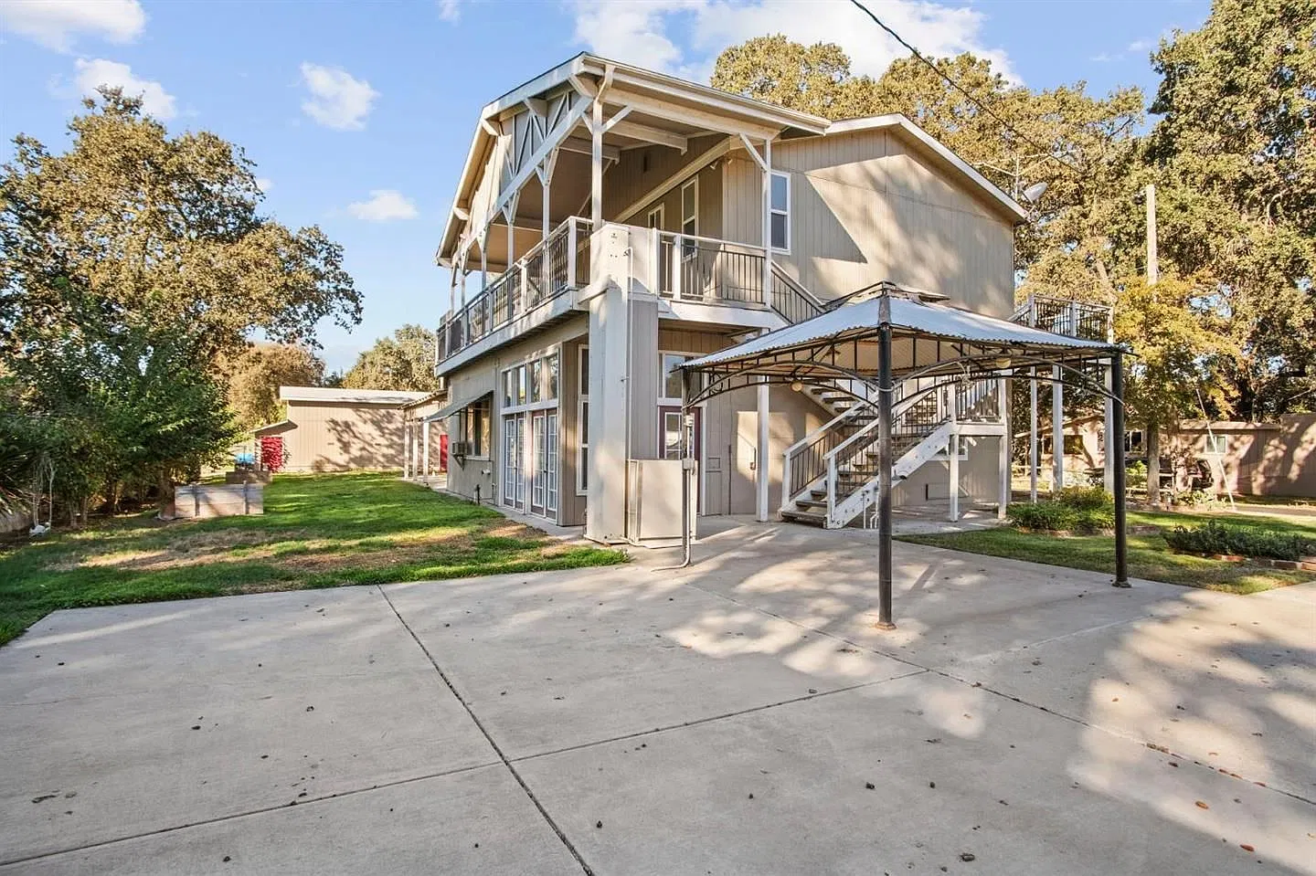 3 bed, 1800 sqft, $3,200 — Photo 1