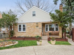 8443 Harms Rd, Skokie, IL 60077