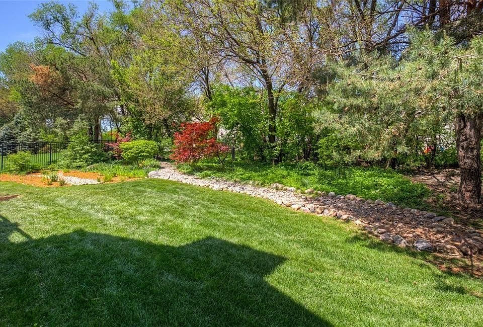 2nd image of 2975 SE Belfry Dr
