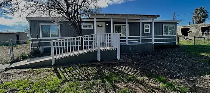 3 bed, 1352 sqft, $2,100 — Photo 1
