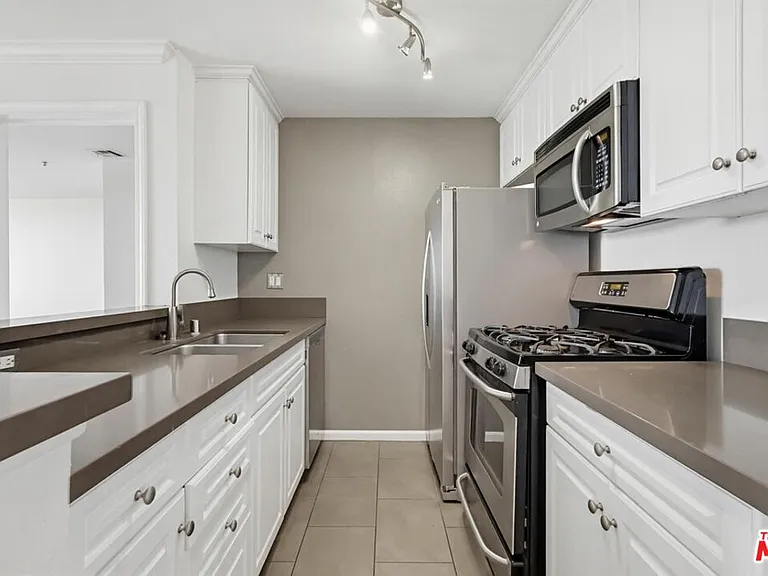 7320 Hawthorn Ave #203 — Photo 11