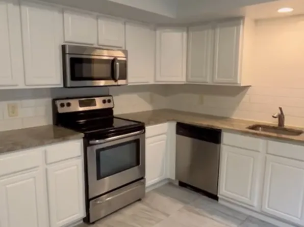 22 Oak St APT 2B, North Providence, RI 02911