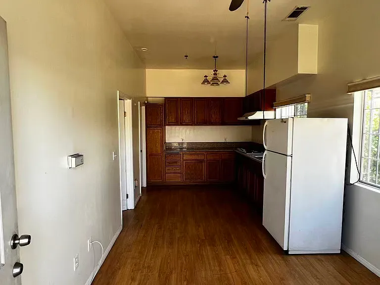 917 Walnut St — Photo 2
