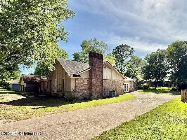 Building Photo - 1221 King Henry Dr