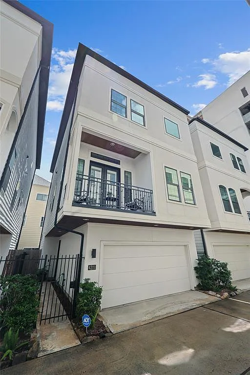 3 bed, 3.5 bath, 2556 sqft, $3,700 — Photo 1