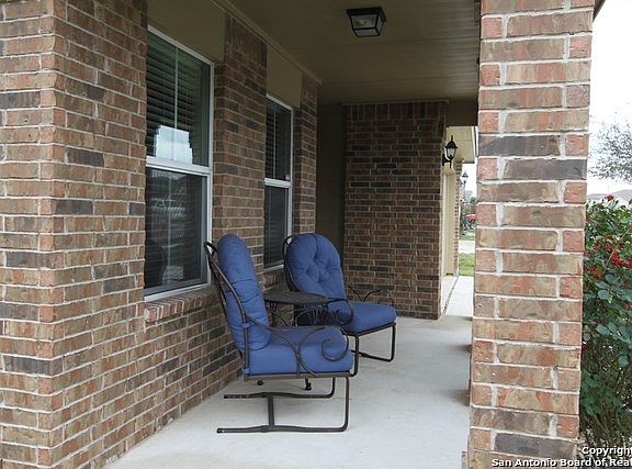 3rd image of 909 Lauren St