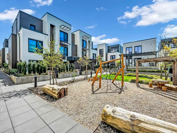 606 Foster Ave #404, Coquitlam, BC V3J 2L7