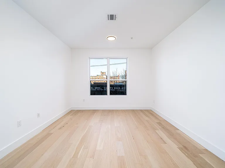 649 38th St #211 — Photo 5