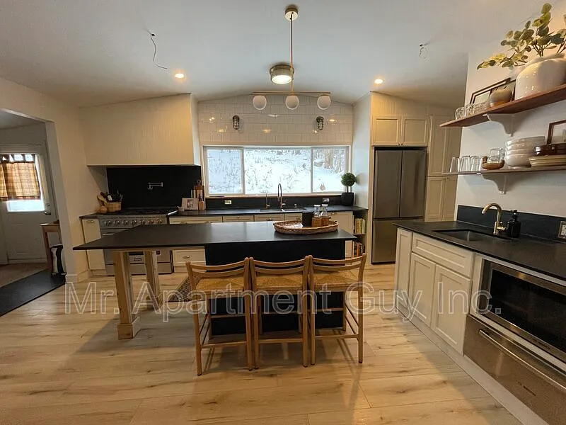 3 bed, 2.0 bath, $3,495 — Photo 3
