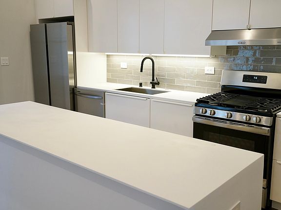 3rd image of 1572 Howard St #1572