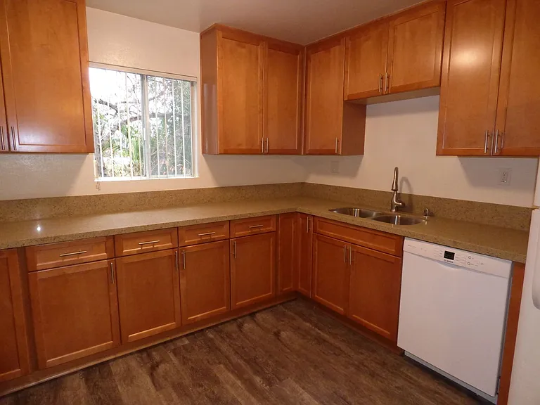 5065 Thorne Dr — Photo 2