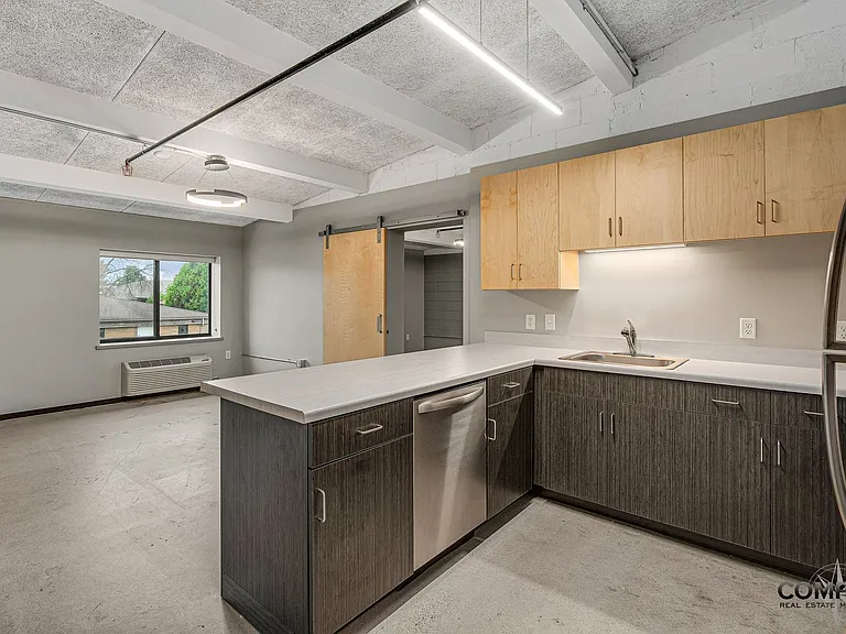 The Howard Apartments — Photo 40