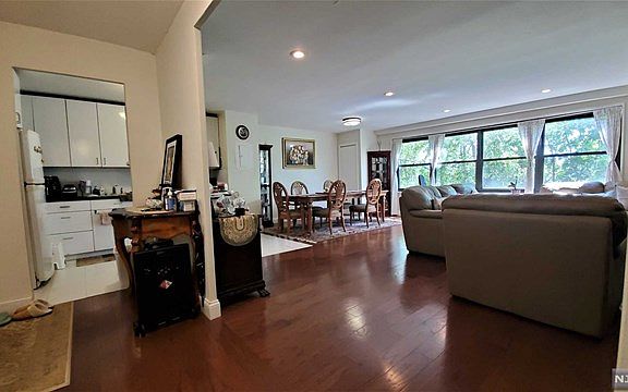 4th image of 2352 Linwood Ave APT 3F
