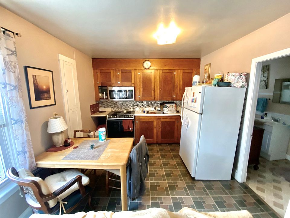 2nd image of 616 Thames St #12