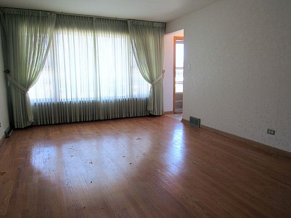 3rd image of 2821 W 101st Pl