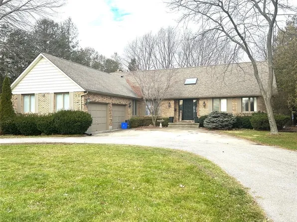 3538 Queen St, Plympton Wyoming, ON N0N 1E0